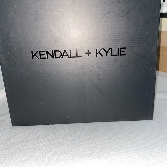 π€© HOST PICK π€© Kendall + Kylie Ivory Fur Boots - Picture 9 of 10